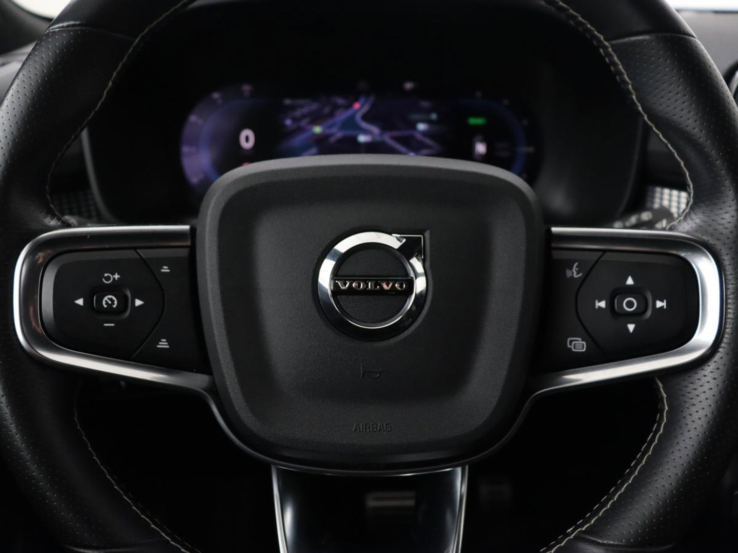 Volvo XC40 Recharge P8 AWD R Design | Stoel & stuurverwarming | Harman/Kardon | Adaptive cruise | Carplay | Navigatie | Keyless | Leder/Alcantara | Parkeerhulp | Full LED