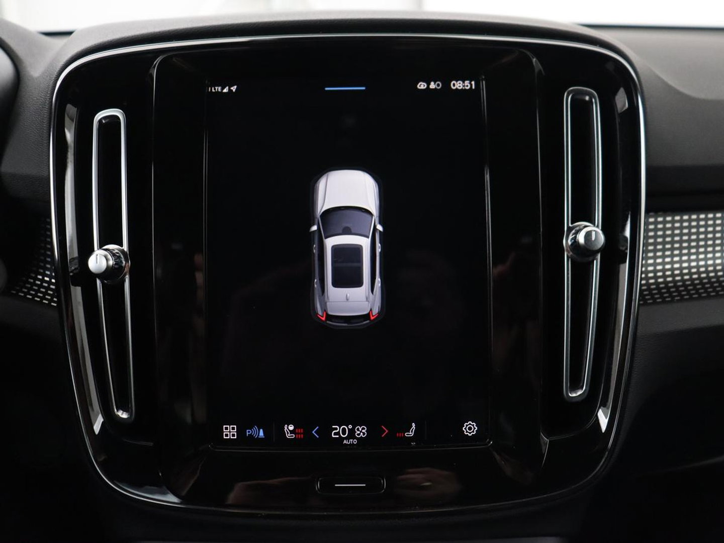 Volvo XC40 Recharge P8 AWD R Design | Stoel & stuurverwarming | Harman/Kardon | Adaptive cruise | Carplay | Navigatie | Keyless | Leder/Alcantara | Parkeerhulp | Full LED