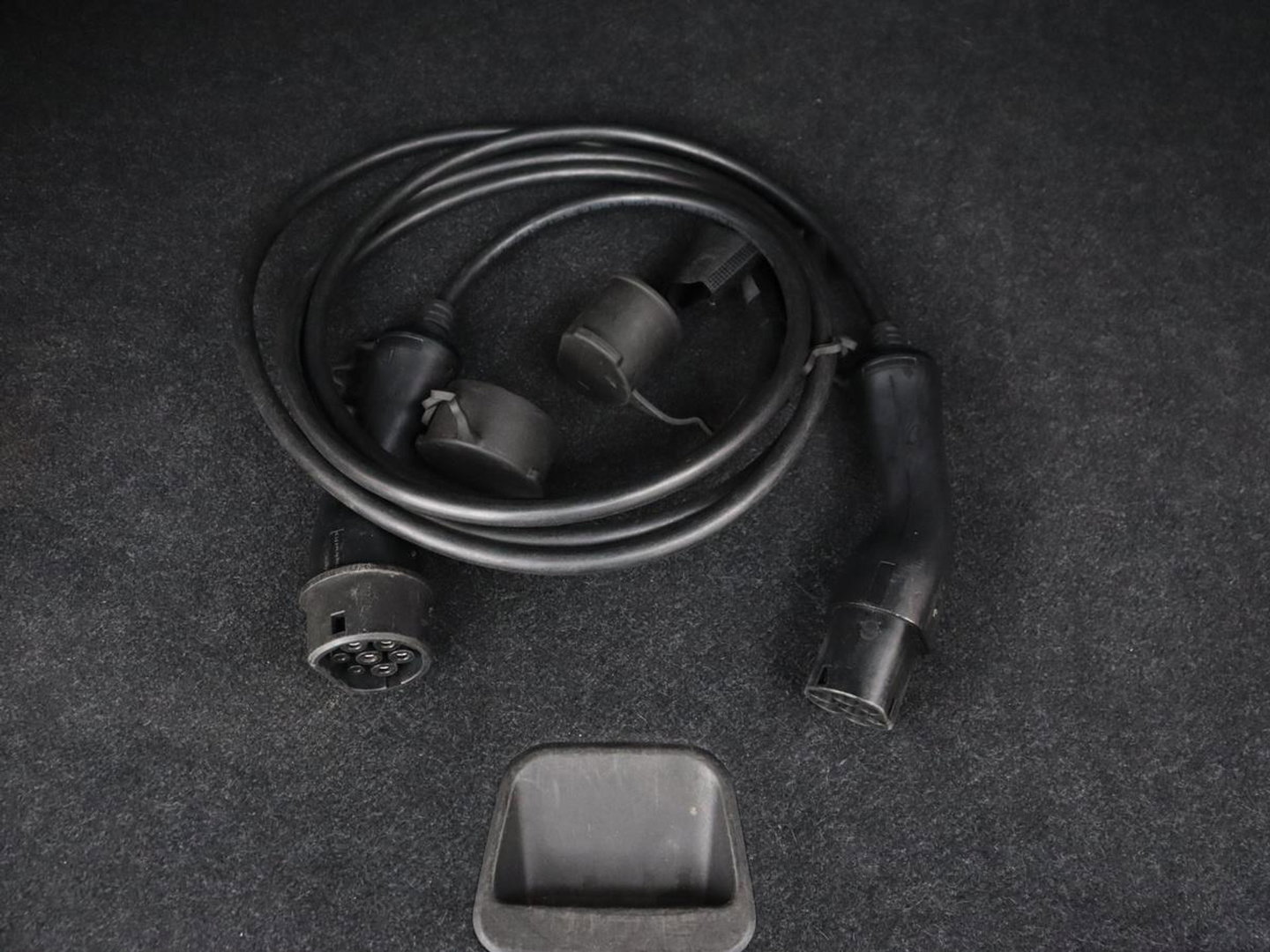 Volvo XC40 Recharge P8 AWD R Design | Stoel & stuurverwarming | Harman/Kardon | Adaptive cruise | Carplay | Navigatie | Keyless | Leder/Alcantara | Parkeerhulp | Full LED