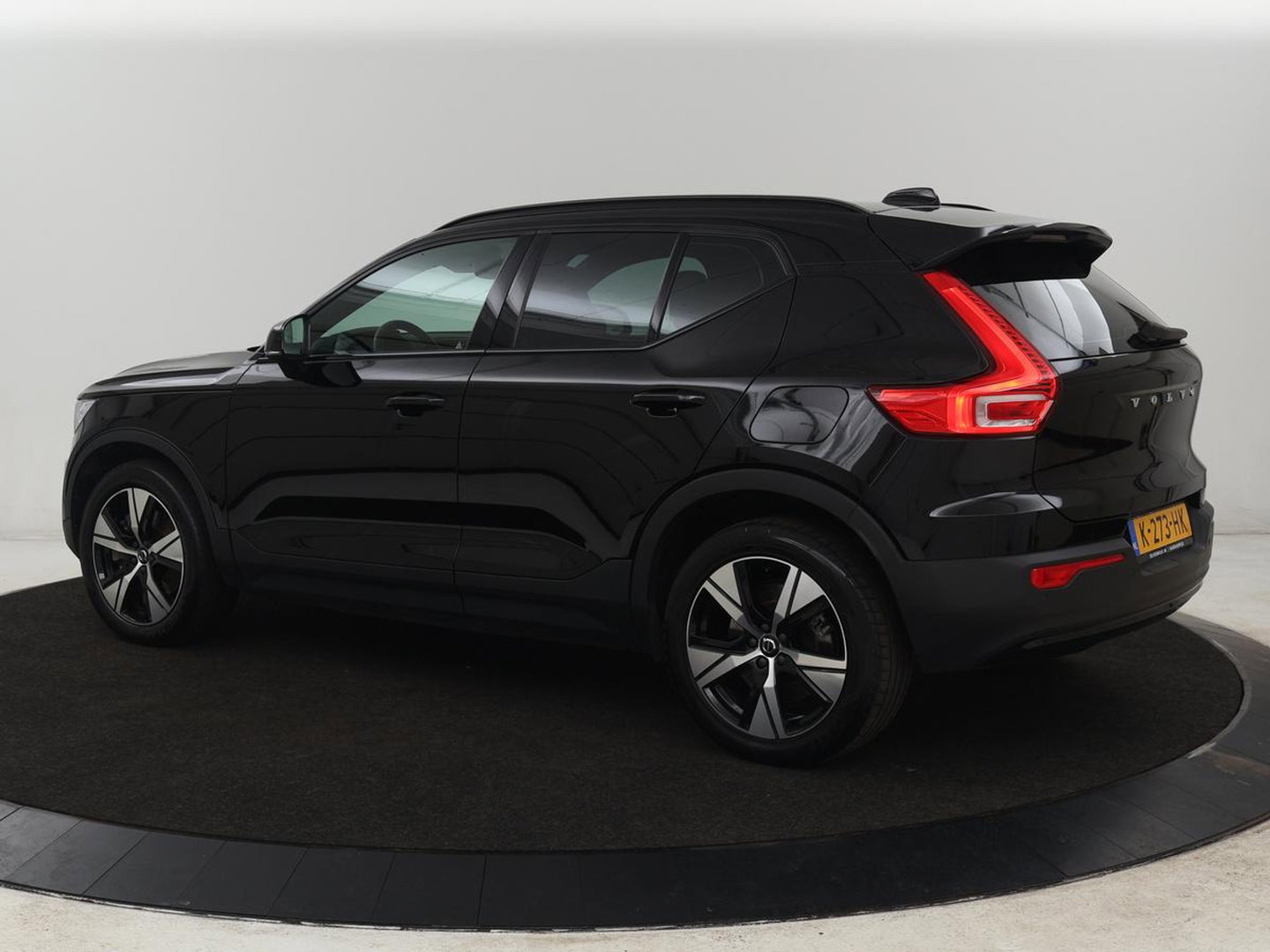 Volvo XC40 Recharge P8 AWD R Design | Stoel & stuurverwarming | Harman/Kardon | Adaptive cruise | Carplay | Navigatie | Keyless | Leder/Alcantara | Parkeerhulp | Full LED