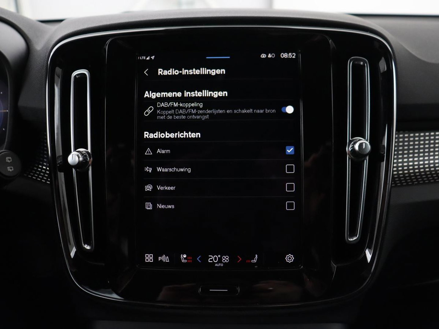 Volvo XC40 Recharge P8 AWD R Design | Stoel & stuurverwarming | Harman/Kardon | Adaptive cruise | Carplay | Navigatie | Keyless | Leder/Alcantara | Parkeerhulp | Full LED