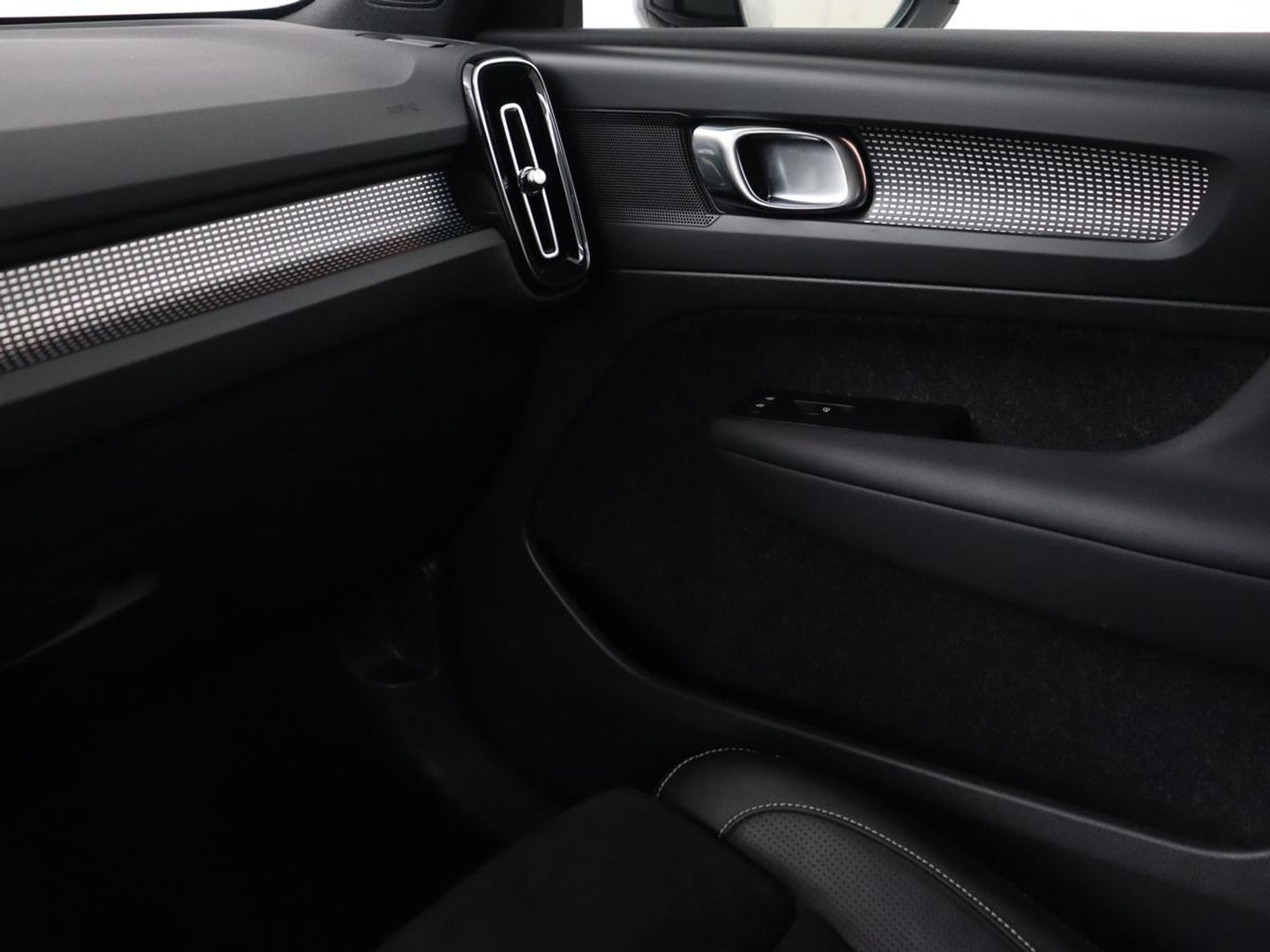 Volvo XC40 Recharge P8 AWD R Design | Stoel & stuurverwarming | Harman/Kardon | Adaptive cruise | Carplay | Navigatie | Keyless | Leder/Alcantara | Parkeerhulp | Full LED