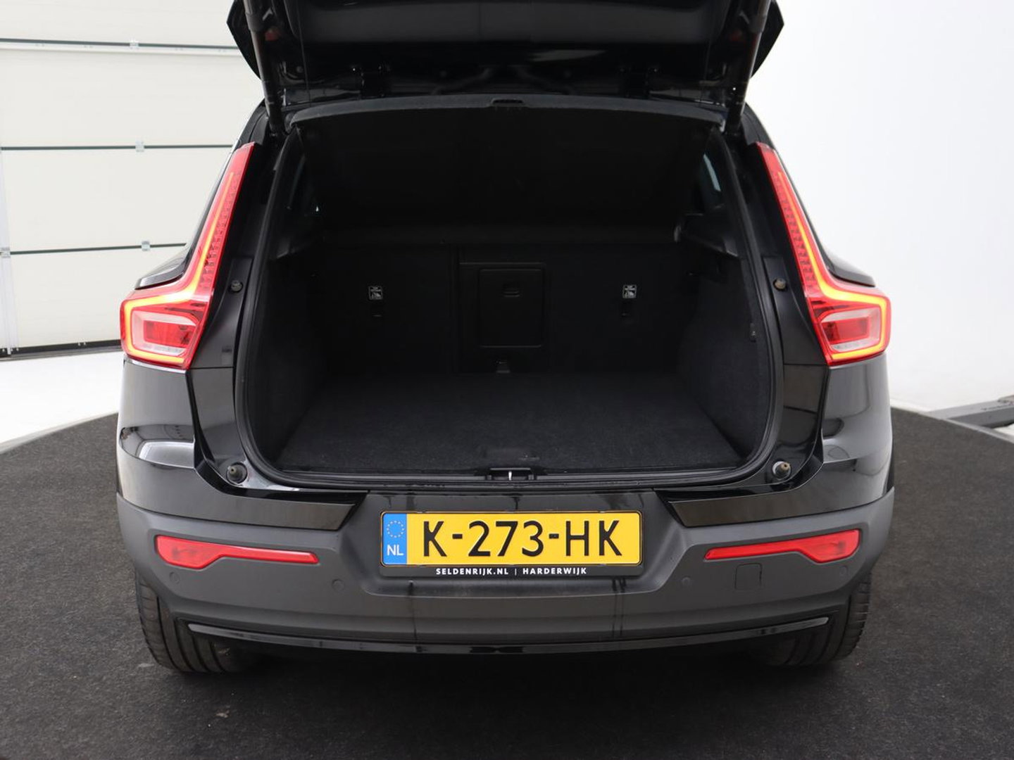 Volvo XC40 Recharge P8 AWD R Design | Stoel & stuurverwarming | Harman/Kardon | Adaptive cruise | Carplay | Navigatie | Keyless | Leder/Alcantara | Parkeerhulp | Full LED