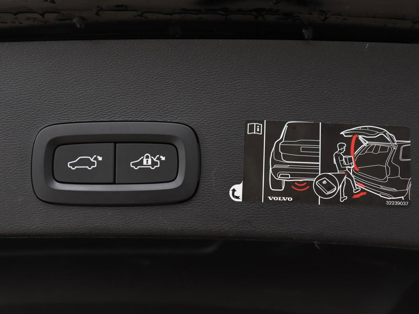 Volvo XC40 Recharge P8 AWD R Design | Stoel & stuurverwarming | Harman/Kardon | Adaptive cruise | Carplay | Navigatie | Keyless | Leder/Alcantara | Parkeerhulp | Full LED