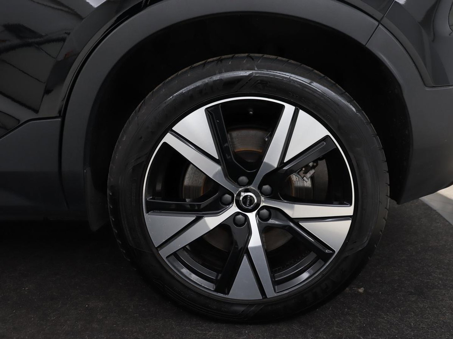 Volvo XC40 Recharge P8 AWD R Design | Stoel & stuurverwarming | Harman/Kardon | Adaptive cruise | Carplay | Navigatie | Keyless | Leder/Alcantara | Parkeerhulp | Full LED