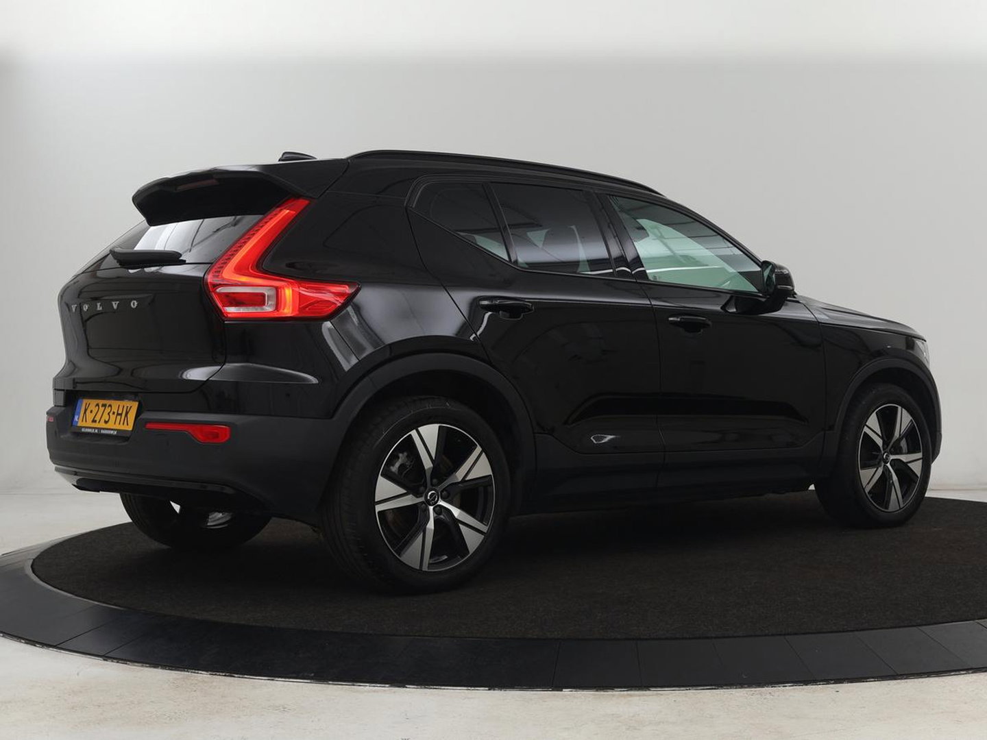 Volvo XC40 Recharge P8 AWD R Design | Stoel & stuurverwarming | Harman/Kardon | Adaptive cruise | Carplay | Navigatie | Keyless | Leder/Alcantara | Parkeerhulp | Full LED