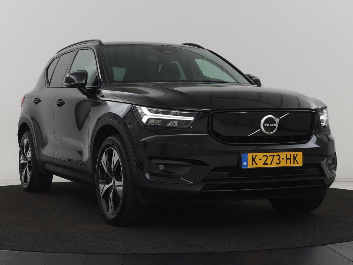 Volvo XC40 Recharge P8 AWD R Design | Stoel & stuurverwarming | Harman/Kardon | Adaptive cruise | Carplay | Navigatie | Keyless | Leder/Alcantara | Parkeerhulp | Full LED