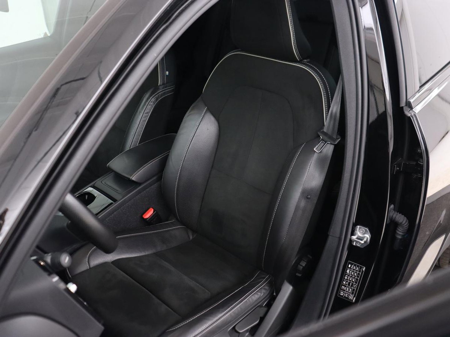 Volvo XC40 Recharge P8 AWD R Design | Stoel & stuurverwarming | Harman/Kardon | Adaptive cruise | Carplay | Navigatie | Keyless | Leder/Alcantara | Parkeerhulp | Full LED