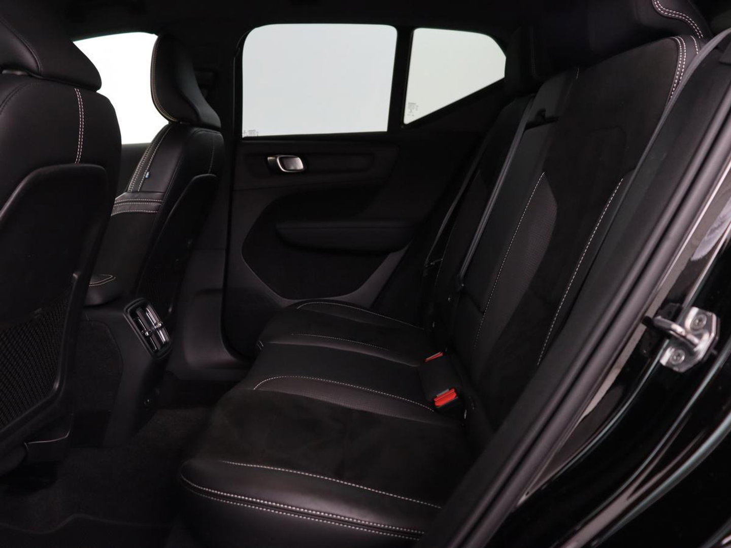 Volvo XC40 Recharge P8 AWD R Design | Stoel & stuurverwarming | Harman/Kardon | Adaptive cruise | Carplay | Navigatie | Keyless | Leder/Alcantara | Parkeerhulp | Full LED