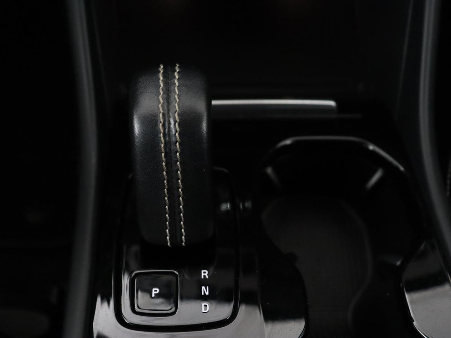 Volvo XC40 Recharge P8 AWD R Design | Stoel & stuurverwarming | Harman/Kardon | Adaptive cruise | Carplay | Navigatie | Keyless | Leder/Alcantara | Parkeerhulp | Full LED