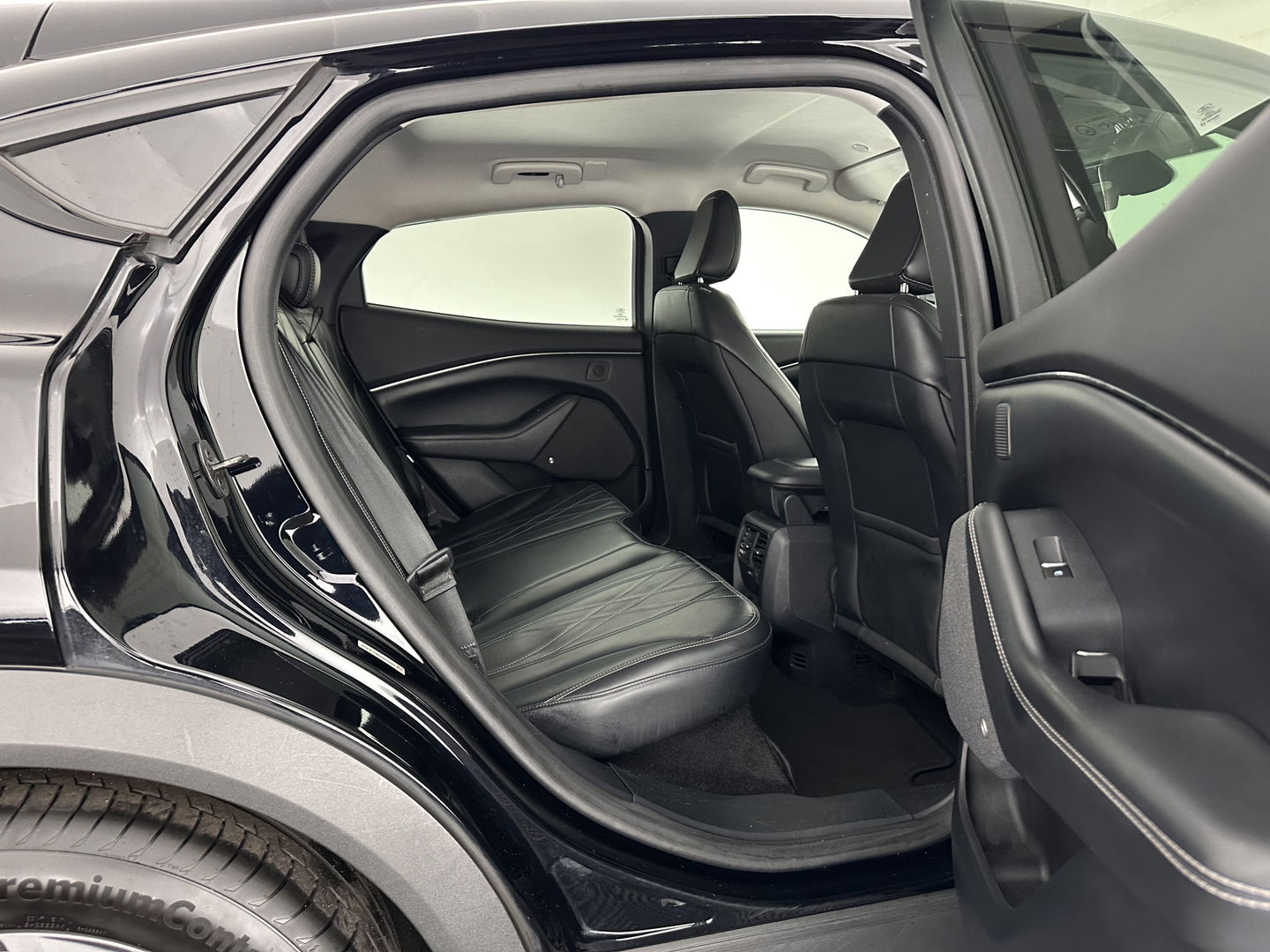 Ford Mustang Mach-E RWD 75 kWh [ 3-Fase ] {SOH-88%} (INCL.BTW) *LEATHER | FULL-LED | DAB | DIGI-COCKPIT | KEYLESS | NAVI-FULLMAP | CARPLAY | HEATED-COMFORTSEATS | TOPVIEW | ADAPTIVE-CRUISE | PRIVACY-GLASS | 18'' ALU*