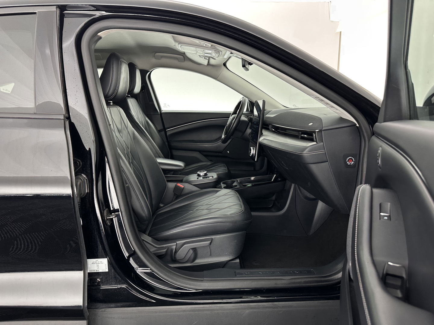 Ford Mustang Mach-E RWD 75 kWh [ 3-Fase ] {SOH-88%} (INCL.BTW) *LEATHER | FULL-LED | DAB | DIGI-COCKPIT | KEYLESS | NAVI-FULLMAP | CARPLAY | HEATED-COMFORTSEATS | TOPVIEW | ADAPTIVE-CRUISE | PRIVACY-GLASS | 18'' ALU*