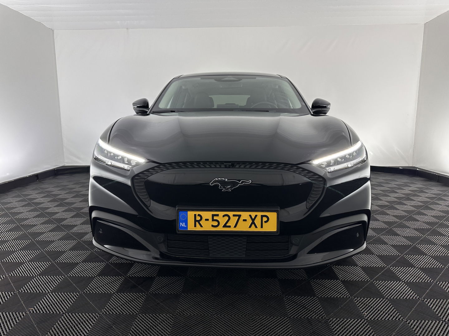 Ford Mustang Mach-E RWD 75 kWh [ 3-Fase ] {SOH-88%} (INCL.BTW) *LEATHER | FULL-LED | DAB | DIGI-COCKPIT | KEYLESS | NAVI-FULLMAP | CARPLAY | HEATED-COMFORTSEATS | TOPVIEW | ADAPTIVE-CRUISE | PRIVACY-GLASS | 18'' ALU*