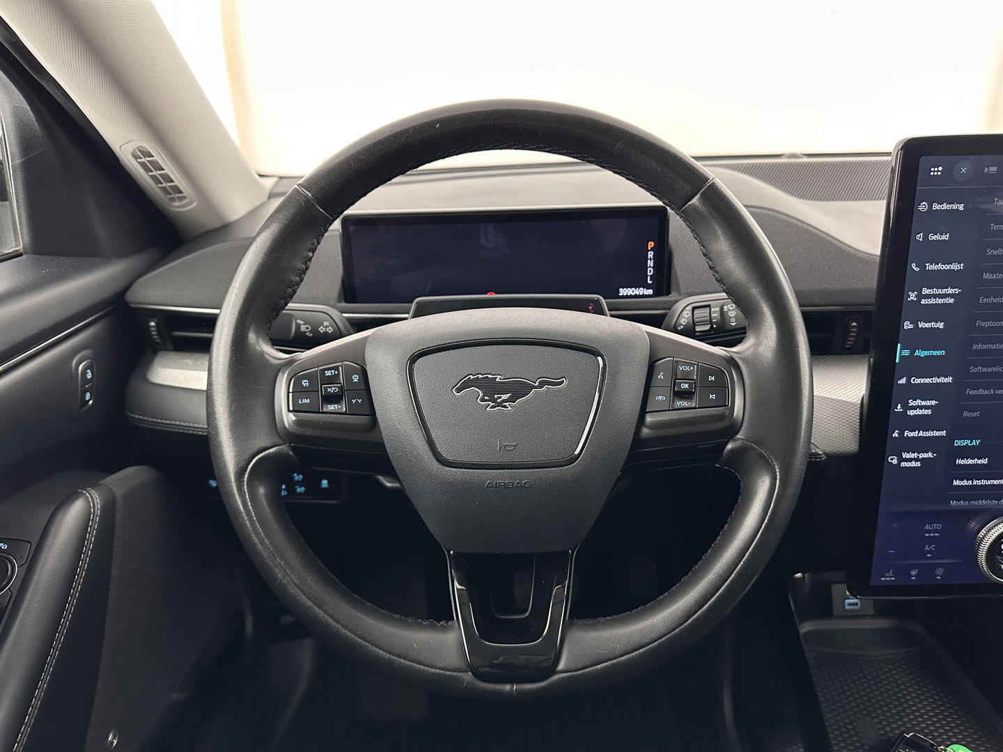 Ford Mustang Mach-E RWD 75 kWh [ 3-Fase ] {SOH-88%} (INCL.BTW) *LEATHER | FULL-LED | DAB | DIGI-COCKPIT | KEYLESS | NAVI-FULLMAP | CARPLAY | HEATED-COMFORTSEATS | TOPVIEW | ADAPTIVE-CRUISE | PRIVACY-GLASS | 18'' ALU*