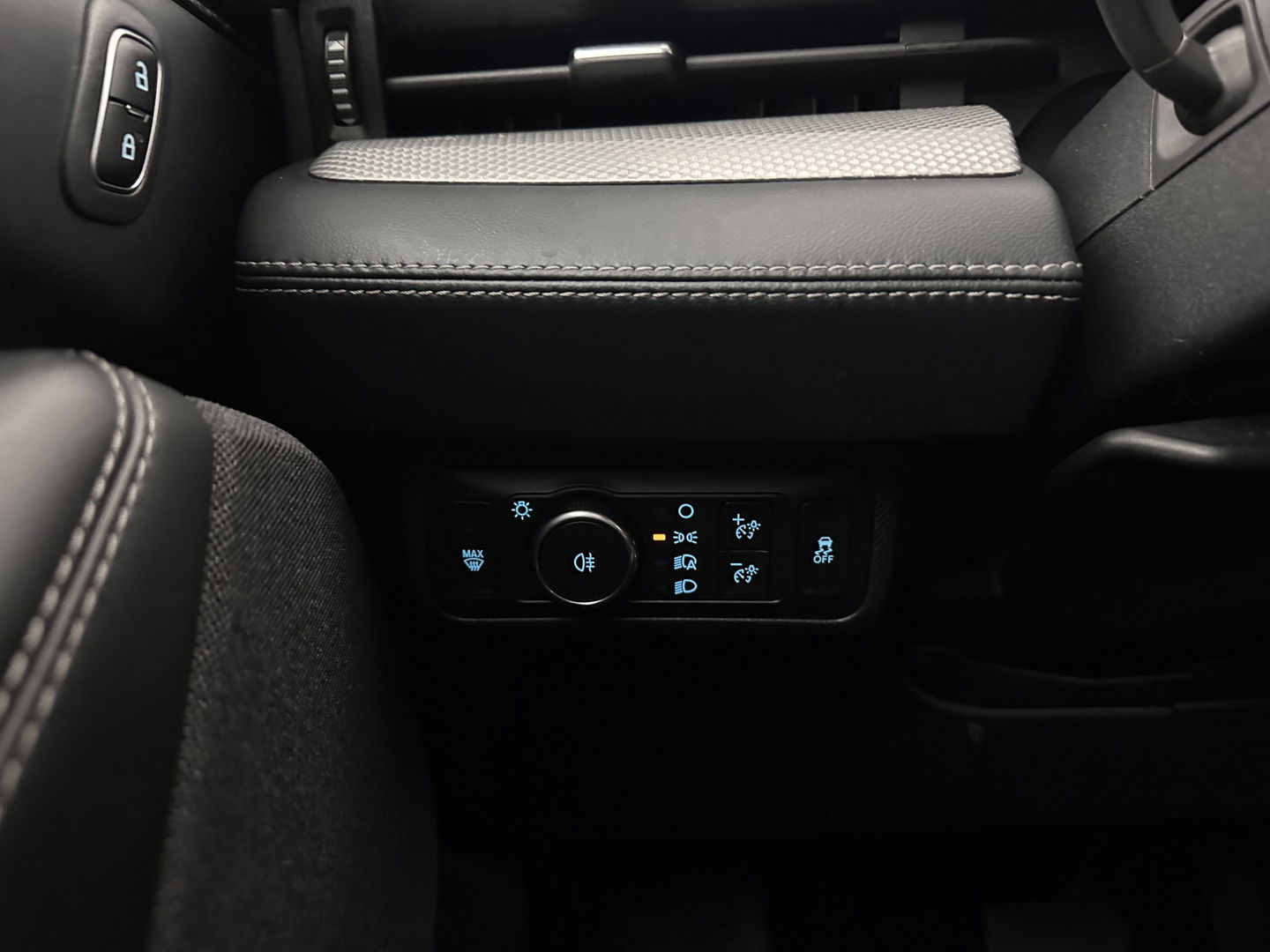 Ford Mustang Mach-E RWD 75 kWh [ 3-Fase ] {SOH-88%} (INCL.BTW) *LEATHER | FULL-LED | DAB | DIGI-COCKPIT | KEYLESS | NAVI-FULLMAP | CARPLAY | HEATED-COMFORTSEATS | TOPVIEW | ADAPTIVE-CRUISE | PRIVACY-GLASS | 18'' ALU*