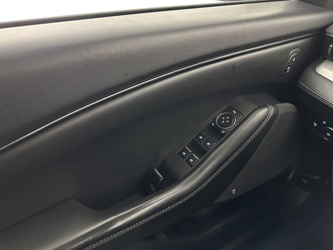 Ford Mustang Mach-E RWD 75 kWh [ 3-Fase ] {SOH-88%} (INCL.BTW) *LEATHER | FULL-LED | DAB | DIGI-COCKPIT | KEYLESS | NAVI-FULLMAP | CARPLAY | HEATED-COMFORTSEATS | TOPVIEW | ADAPTIVE-CRUISE | PRIVACY-GLASS | 18'' ALU*