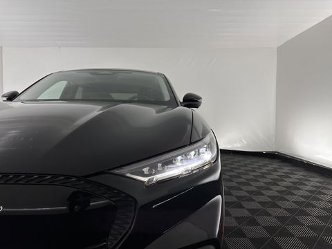 Ford Mustang Mach-E RWD 75 kWh [ 3-Fase ] {SOH-88%} (INCL.BTW) *LEATHER | FULL-LED | DAB | DIGI-COCKPIT | KEYLESS | NAVI-FULLMAP | CARPLAY | HEATED-COMFORTSEATS | TOPVIEW | ADAPTIVE-CRUISE | PRIVACY-GLASS | 18'' ALU*