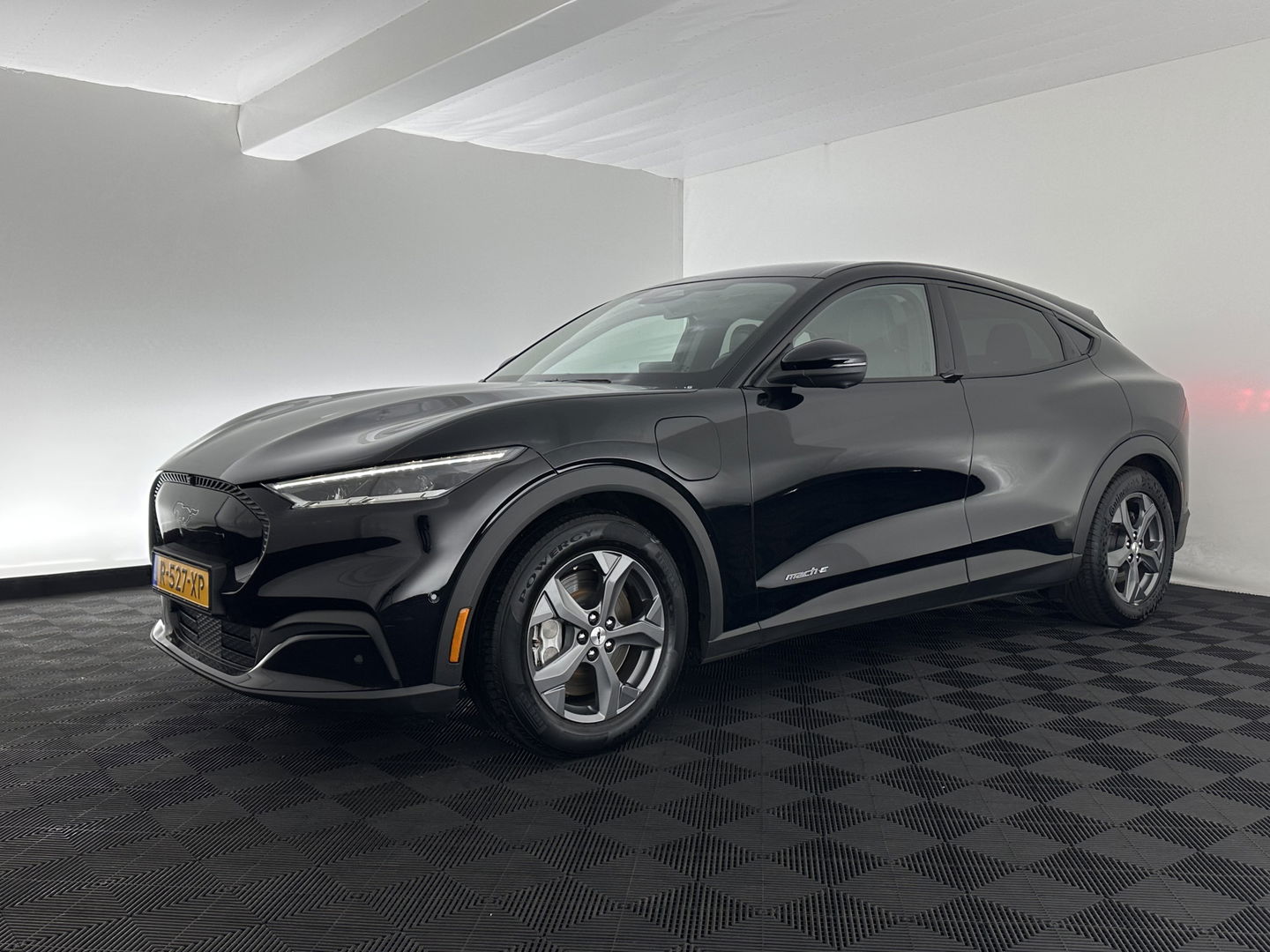 Ford Mustang Mach-E RWD 75 kWh [ 3-Fase ] {SOH-88%} (INCL.BTW) *LEATHER | FULL-LED | DAB | DIGI-COCKPIT | KEYLESS | NAVI-FULLMAP | CARPLAY | HEATED-COMFORTSEATS | TOPVIEW | ADAPTIVE-CRUISE | PRIVACY-GLASS | 18'' ALU*