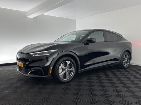 Ford Mustang Mach-E RWD 75 kWh [ 3-Fase ] {SOH-88%} (INCL.BTW) *LEATHER | FULL-LED | DAB | DIGI-COCKPIT | KEYLESS | NAVI-FULLMAP | CARPLAY | HEATED-COMFORTSEATS | TOPVIEW | ADAPTIVE-CRUISE | PRIVACY-GLASS | 18'' ALU*