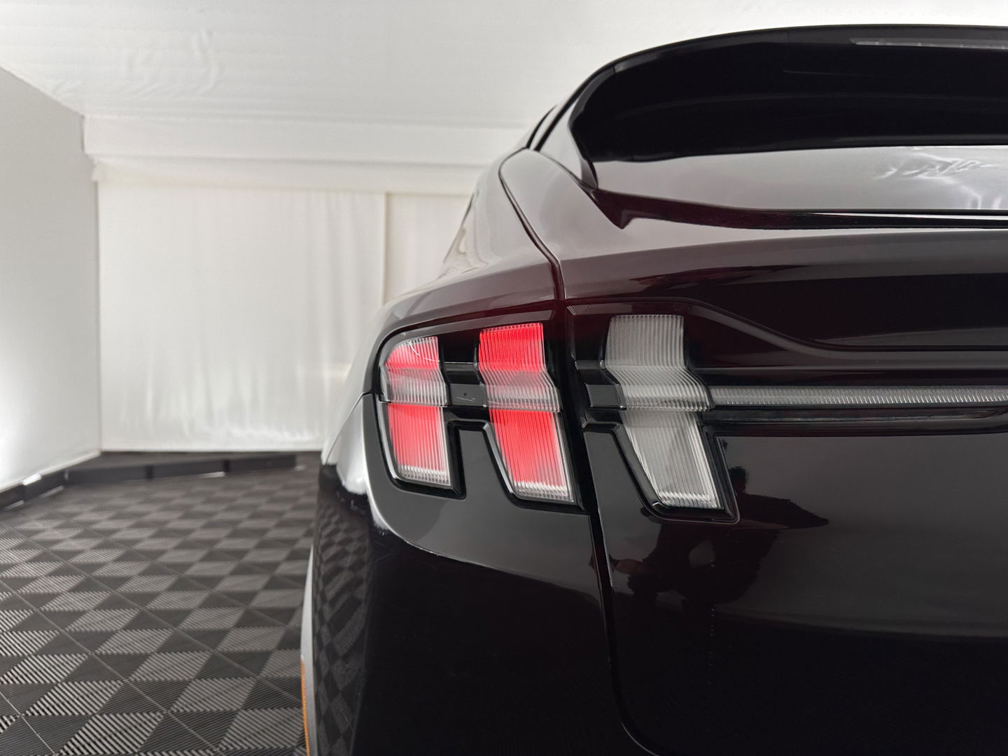 Ford Mustang Mach-E RWD 75 kWh [ 3-Fase ] {SOH-88%} (INCL.BTW) *LEATHER | FULL-LED | DAB | DIGI-COCKPIT | KEYLESS | NAVI-FULLMAP | CARPLAY | HEATED-COMFORTSEATS | TOPVIEW | ADAPTIVE-CRUISE | PRIVACY-GLASS | 18'' ALU*