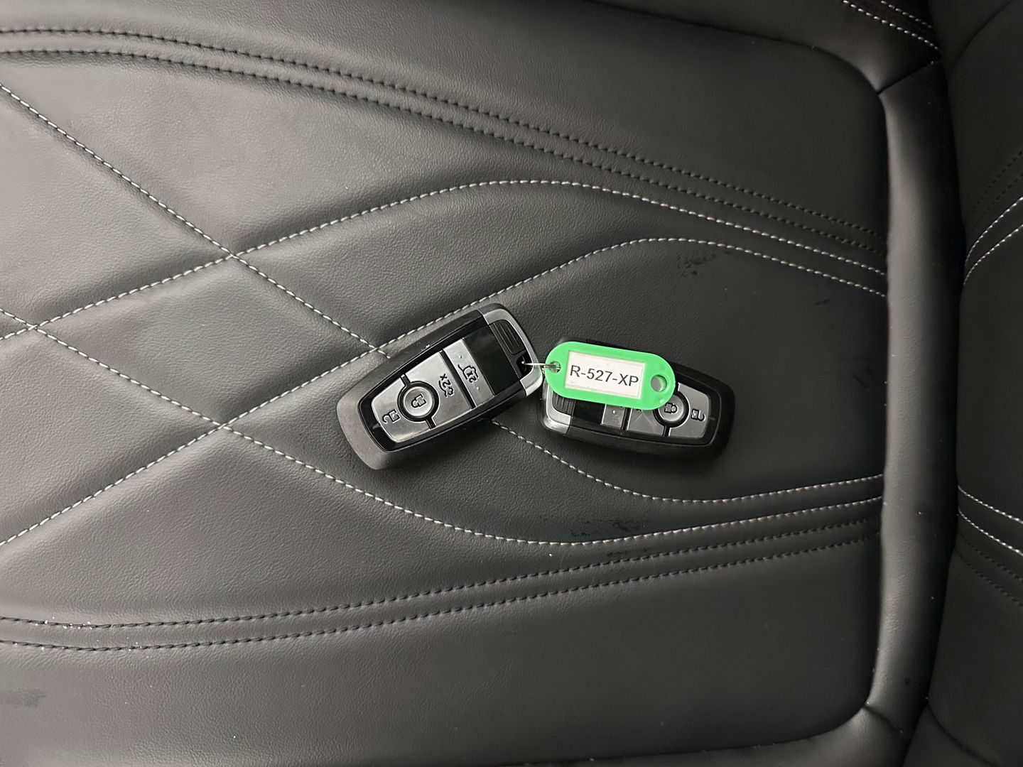 Ford Mustang Mach-E RWD 75 kWh [ 3-Fase ] {SOH-88%} (INCL.BTW) *LEATHER | FULL-LED | DAB | DIGI-COCKPIT | KEYLESS | NAVI-FULLMAP | CARPLAY | HEATED-COMFORTSEATS | TOPVIEW | ADAPTIVE-CRUISE | PRIVACY-GLASS | 18'' ALU*