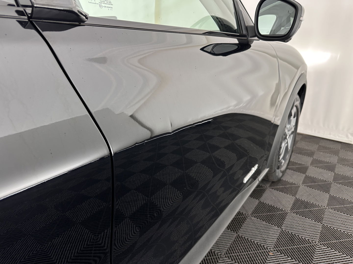 Ford Mustang Mach-E RWD 75 kWh [ 3-Fase ] {SOH-88%} (INCL.BTW) *LEATHER | FULL-LED | DAB | DIGI-COCKPIT | KEYLESS | NAVI-FULLMAP | CARPLAY | HEATED-COMFORTSEATS | TOPVIEW | ADAPTIVE-CRUISE | PRIVACY-GLASS | 18'' ALU*