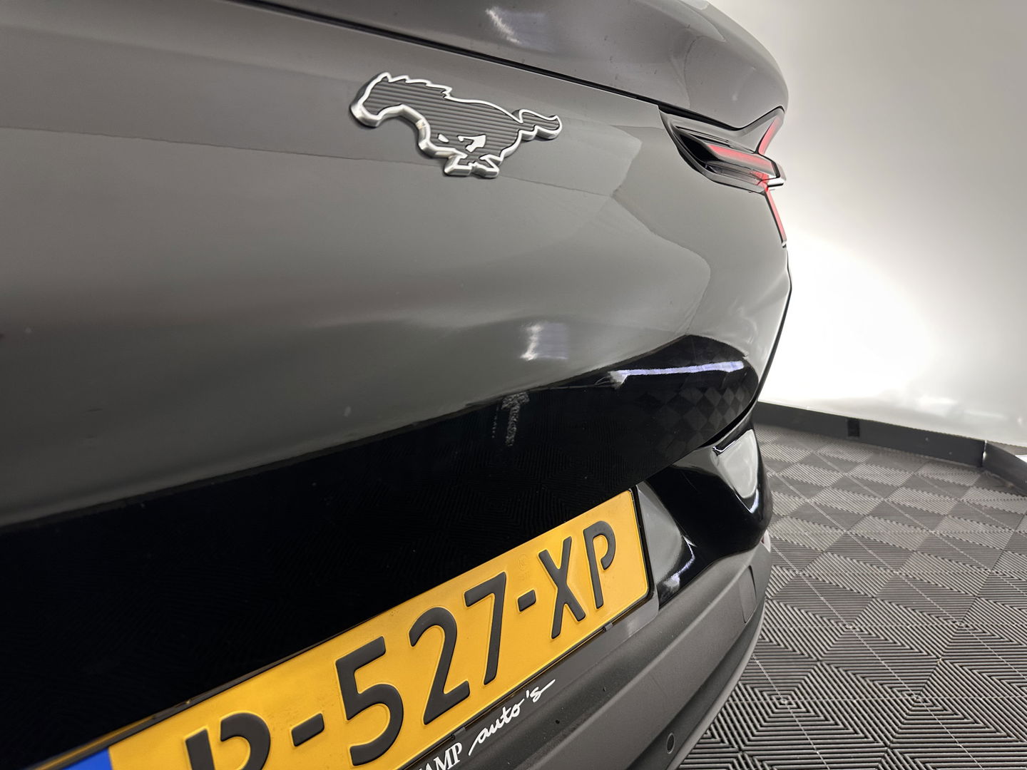 Ford Mustang Mach-E RWD 75 kWh [ 3-Fase ] {SOH-88%} (INCL.BTW) *LEATHER | FULL-LED | DAB | DIGI-COCKPIT | KEYLESS | NAVI-FULLMAP | CARPLAY | HEATED-COMFORTSEATS | TOPVIEW | ADAPTIVE-CRUISE | PRIVACY-GLASS | 18'' ALU*