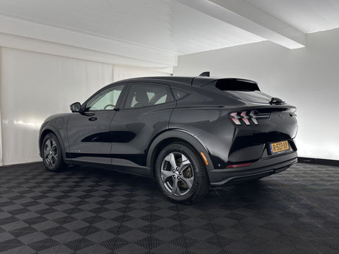 Ford Mustang Mach-E RWD 75 kWh [ 3-Fase ] {SOH-88%} (INCL.BTW) *LEATHER | FULL-LED | DAB | DIGI-COCKPIT | KEYLESS | NAVI-FULLMAP | CARPLAY | HEATED-COMFORTSEATS | TOPVIEW | ADAPTIVE-CRUISE | PRIVACY-GLASS | 18'' ALU*