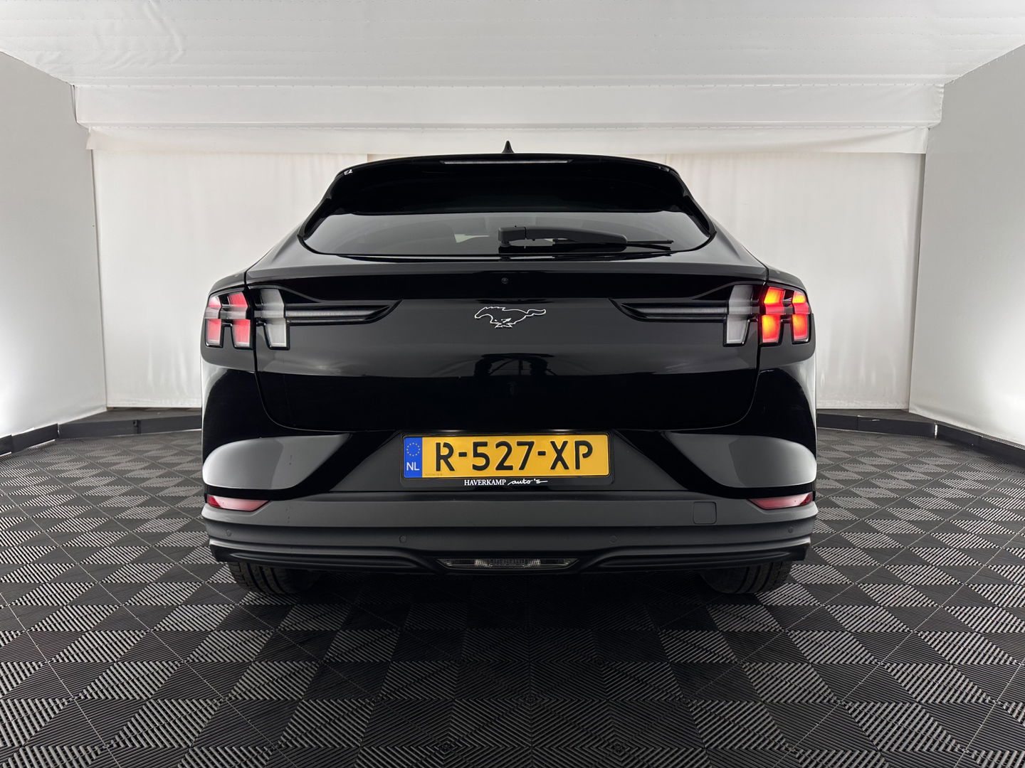 Ford Mustang Mach-E RWD 75 kWh [ 3-Fase ] {SOH-88%} (INCL.BTW) *LEATHER | FULL-LED | DAB | DIGI-COCKPIT | KEYLESS | NAVI-FULLMAP | CARPLAY | HEATED-COMFORTSEATS | TOPVIEW | ADAPTIVE-CRUISE | PRIVACY-GLASS | 18'' ALU*