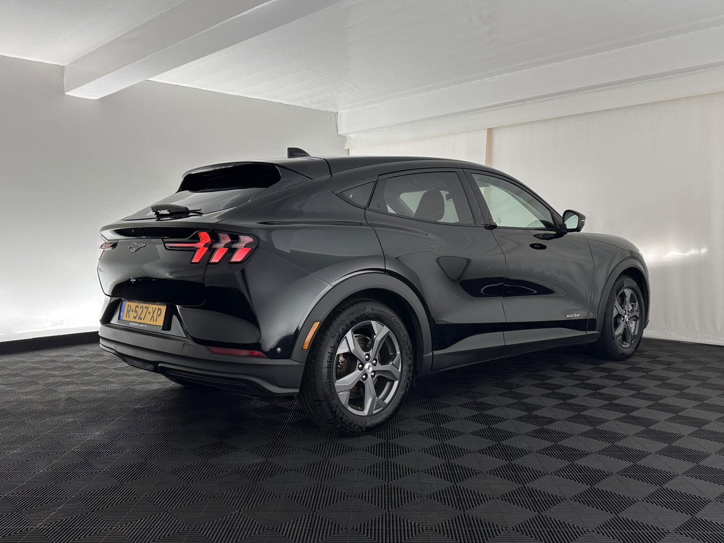 Ford Mustang Mach-E RWD 75 kWh [ 3-Fase ] {SOH-88%} (INCL.BTW) *LEATHER | FULL-LED | DAB | DIGI-COCKPIT | KEYLESS | NAVI-FULLMAP | CARPLAY | HEATED-COMFORTSEATS | TOPVIEW | ADAPTIVE-CRUISE | PRIVACY-GLASS | 18'' ALU*