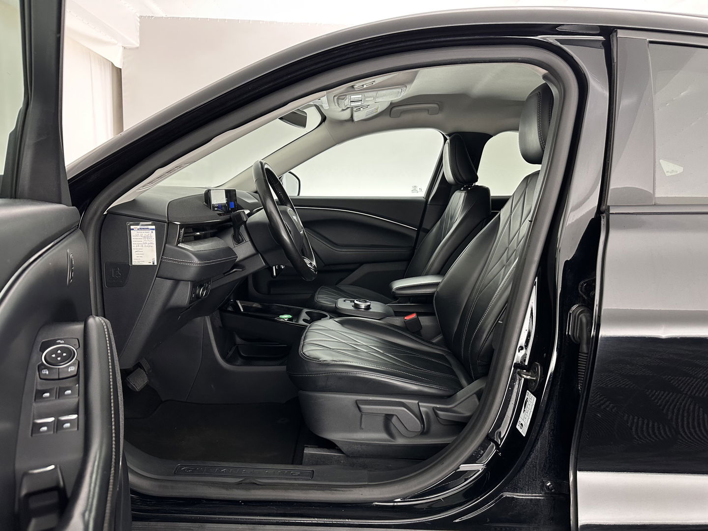 Ford Mustang Mach-E RWD 75 kWh [ 3-Fase ] {SOH-88%} (INCL.BTW) *LEATHER | FULL-LED | DAB | DIGI-COCKPIT | KEYLESS | NAVI-FULLMAP | CARPLAY | HEATED-COMFORTSEATS | TOPVIEW | ADAPTIVE-CRUISE | PRIVACY-GLASS | 18'' ALU*