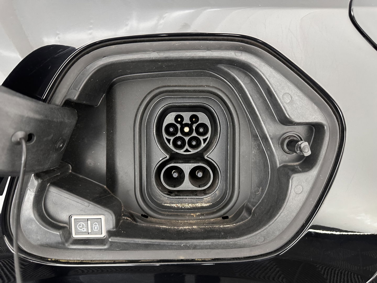 Peugeot e-208 EV Style 50 kWh [3-Fase-11kW] {SOH-96%} (INCL-BTW) Aut. *LEATHER-FABRIC | FULL-LED | HEATED-SPORTSEATS | KEYLESS | PRIVACYGLASS | DAB+ | NAVI-FULLMAP | ECC | PDC | CRUISE | CARBON-INLAY | DIGI-COCKPIT | 16''ALU*