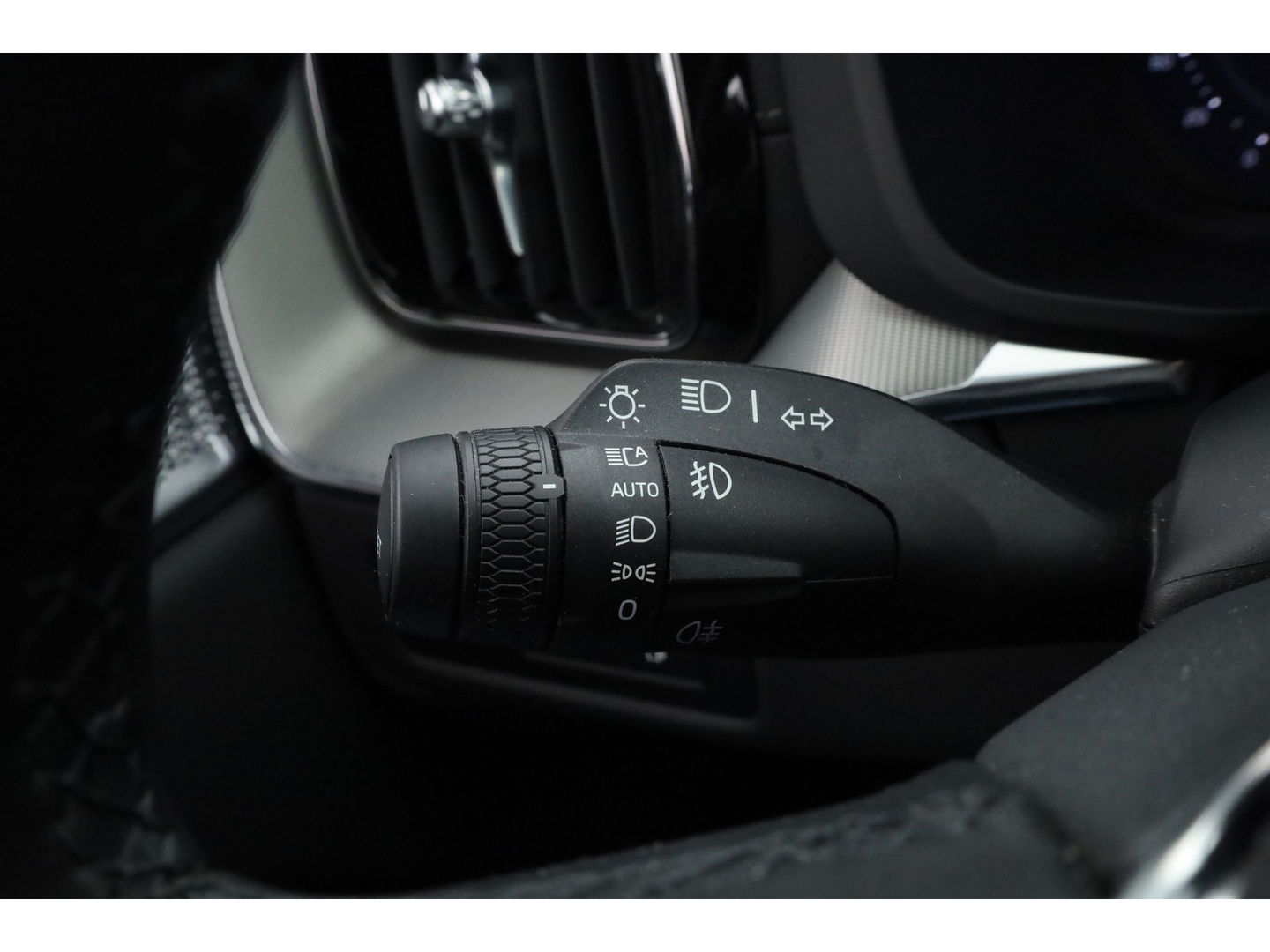 Volvo XC60 2.0 T8 Plug-in hybrid AWD Ultra Black Edition | Full Option | B&W Audio | Luchtvering | Trekhaak | stoel ventilatie | ACC | Blis | 360 cam |