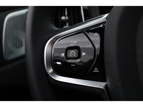 Volvo XC60 2.0 T8 Plug-in hybrid AWD Ultra Black Edition | Full Option | B&W Audio | Luchtvering | Trekhaak | stoel ventilatie | ACC | Blis | 360 cam |