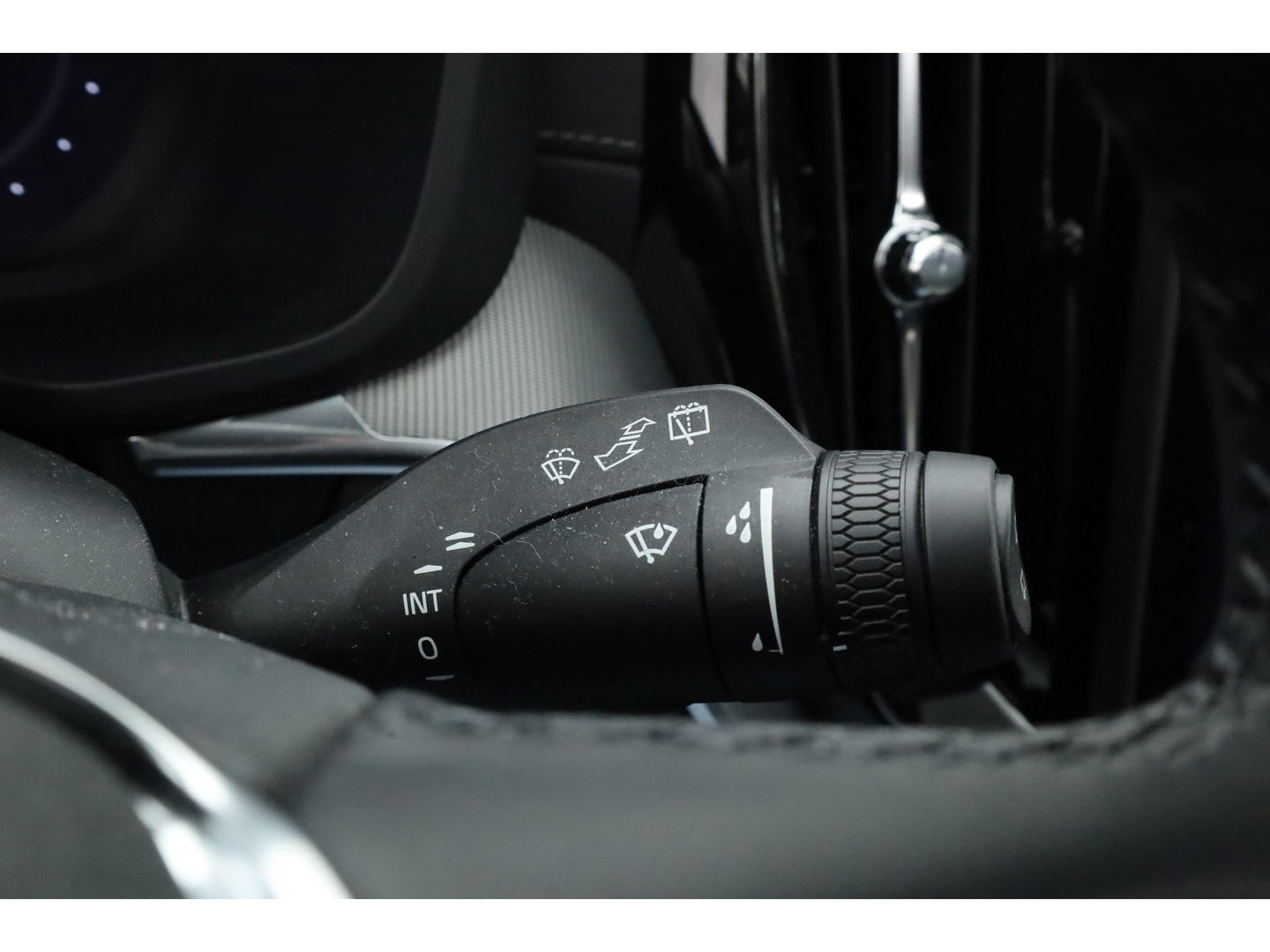 Volvo XC60 2.0 T8 Plug-in hybrid AWD Ultra Black Edition | Full Option | B&W Audio | Luchtvering | Trekhaak | stoel ventilatie | ACC | Blis | 360 cam |