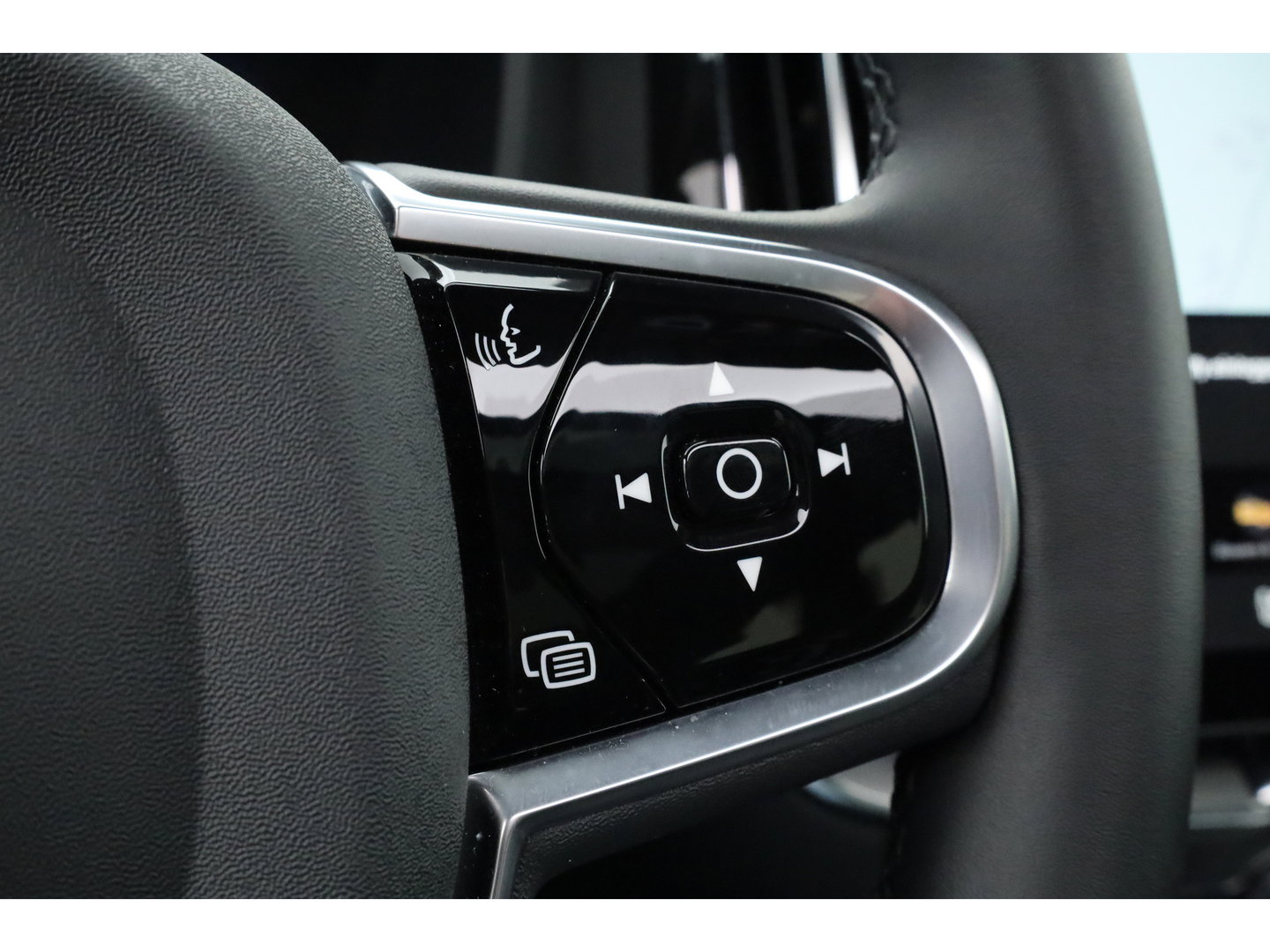 Volvo XC60 2.0 T8 Plug-in hybrid AWD Ultra Black Edition | Full Option | B&W Audio | Luchtvering | Trekhaak | stoel ventilatie | ACC | Blis | 360 cam |