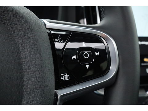 Volvo XC60 2.0 T8 Plug-in hybrid AWD Ultra Black Edition | Full Option | B&W Audio | Luchtvering | Trekhaak | stoel ventilatie | ACC | Blis | 360 cam |