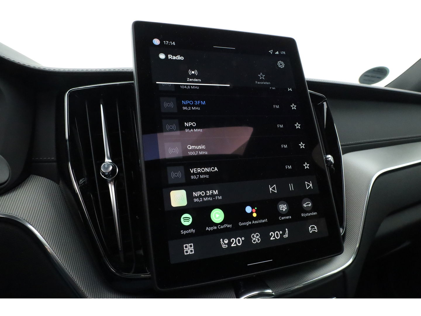 Volvo XC60 2.0 T8 Plug-in hybrid AWD Ultra Black Edition | Full Option | B&W Audio | Luchtvering | Trekhaak | stoel ventilatie | ACC | Blis | 360 cam |