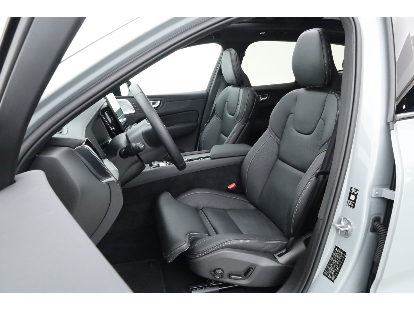 Volvo XC60 2.0 T8 Plug-in hybrid AWD Ultra Black Edition | Full Option | B&W Audio | Luchtvering | Trekhaak | stoel ventilatie | ACC | Blis | 360 cam |