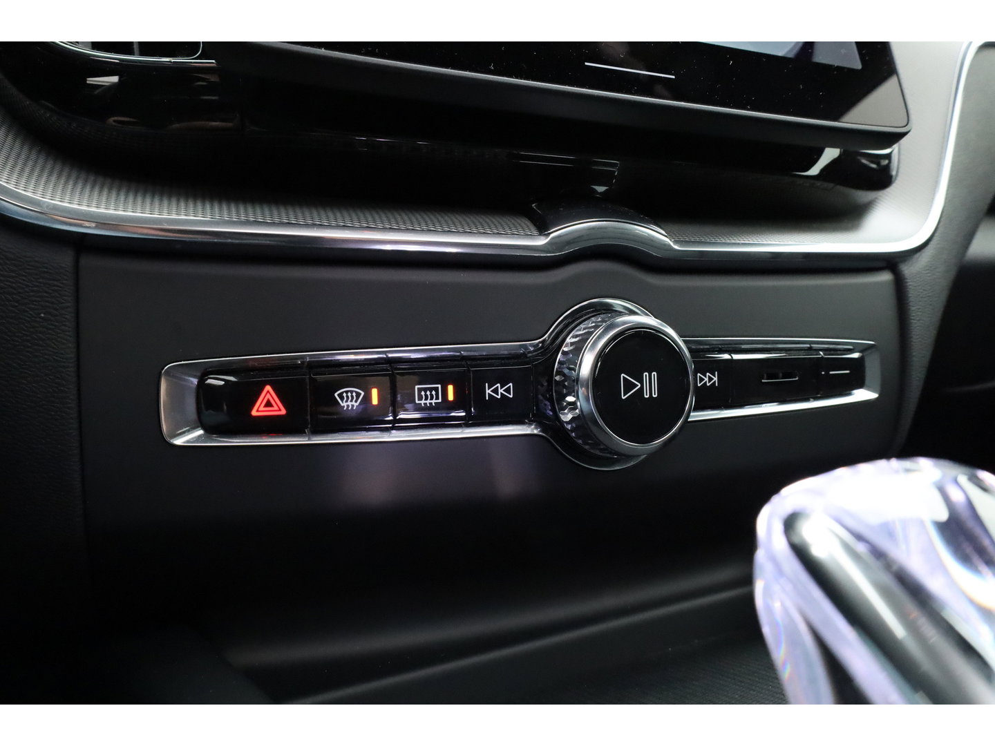 Volvo XC60 2.0 T8 Plug-in hybrid AWD Ultra Black Edition | Full Option | B&W Audio | Luchtvering | Trekhaak | stoel ventilatie | ACC | Blis | 360 cam |