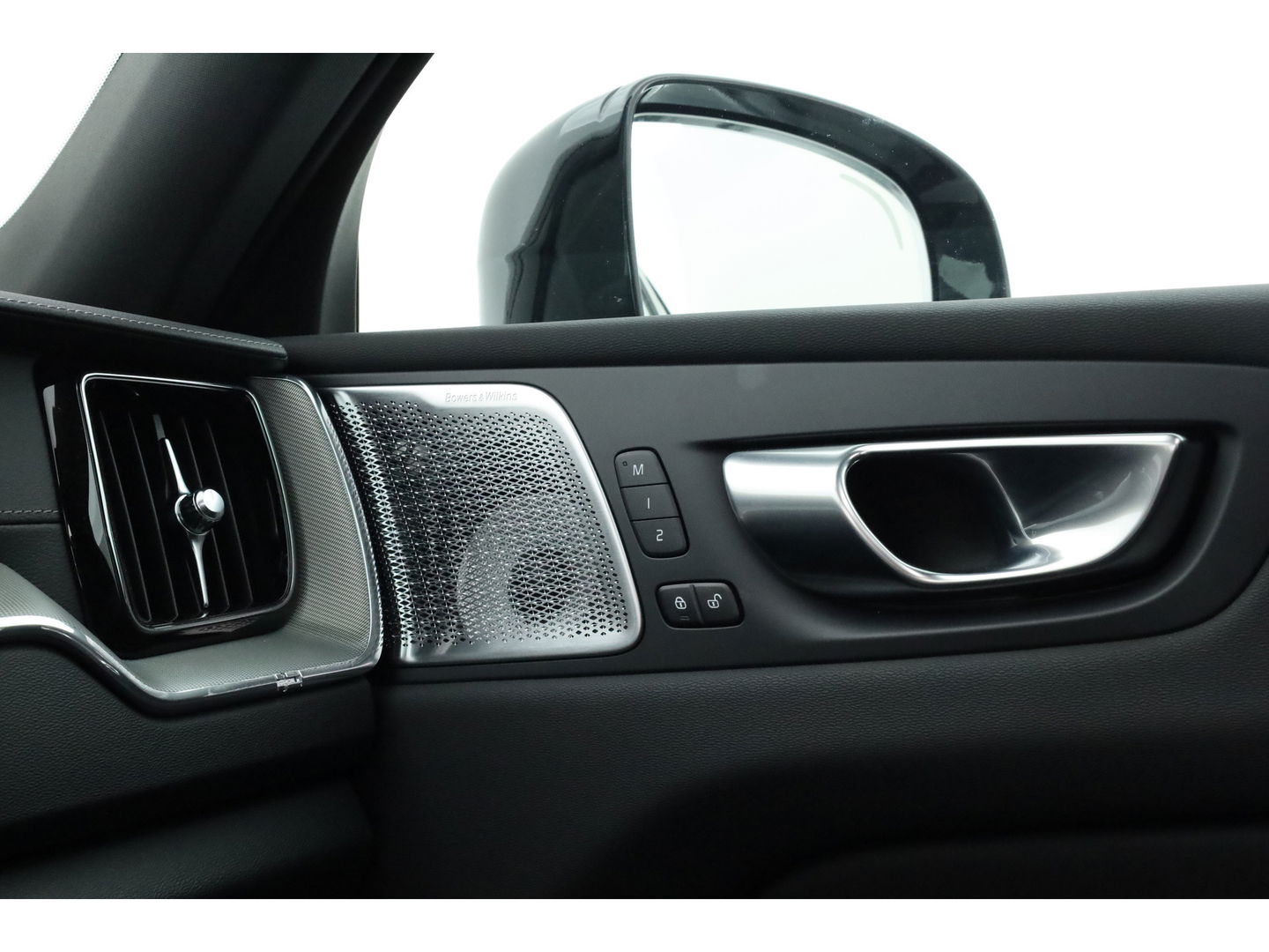 Volvo XC60 2.0 T8 Plug-in hybrid AWD Ultra Black Edition | Full Option | B&W Audio | Luchtvering | Trekhaak | stoel ventilatie | ACC | Blis | 360 cam |