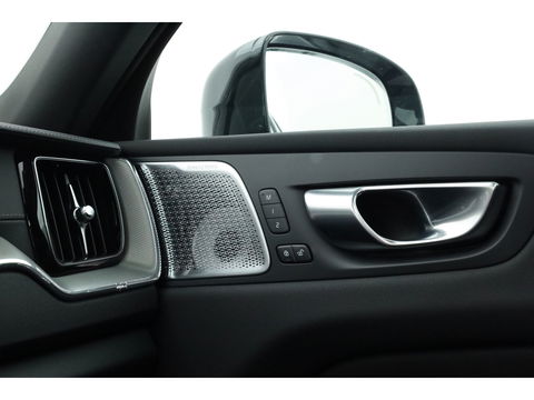 Volvo XC60 2.0 T8 Plug-in hybrid AWD Ultra Black Edition | Full Option | B&W Audio | Luchtvering | Trekhaak | stoel ventilatie | ACC | Blis | 360 cam |