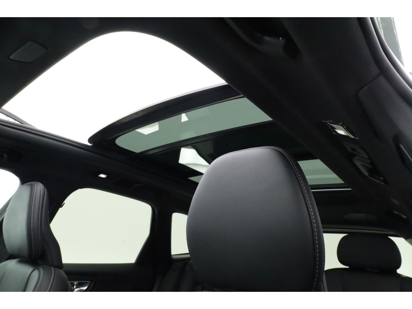 Volvo XC60 2.0 T8 Plug-in hybrid AWD Ultra Black Edition | Full Option | B&W Audio | Luchtvering | Trekhaak | stoel ventilatie | ACC | Blis | 360 cam |