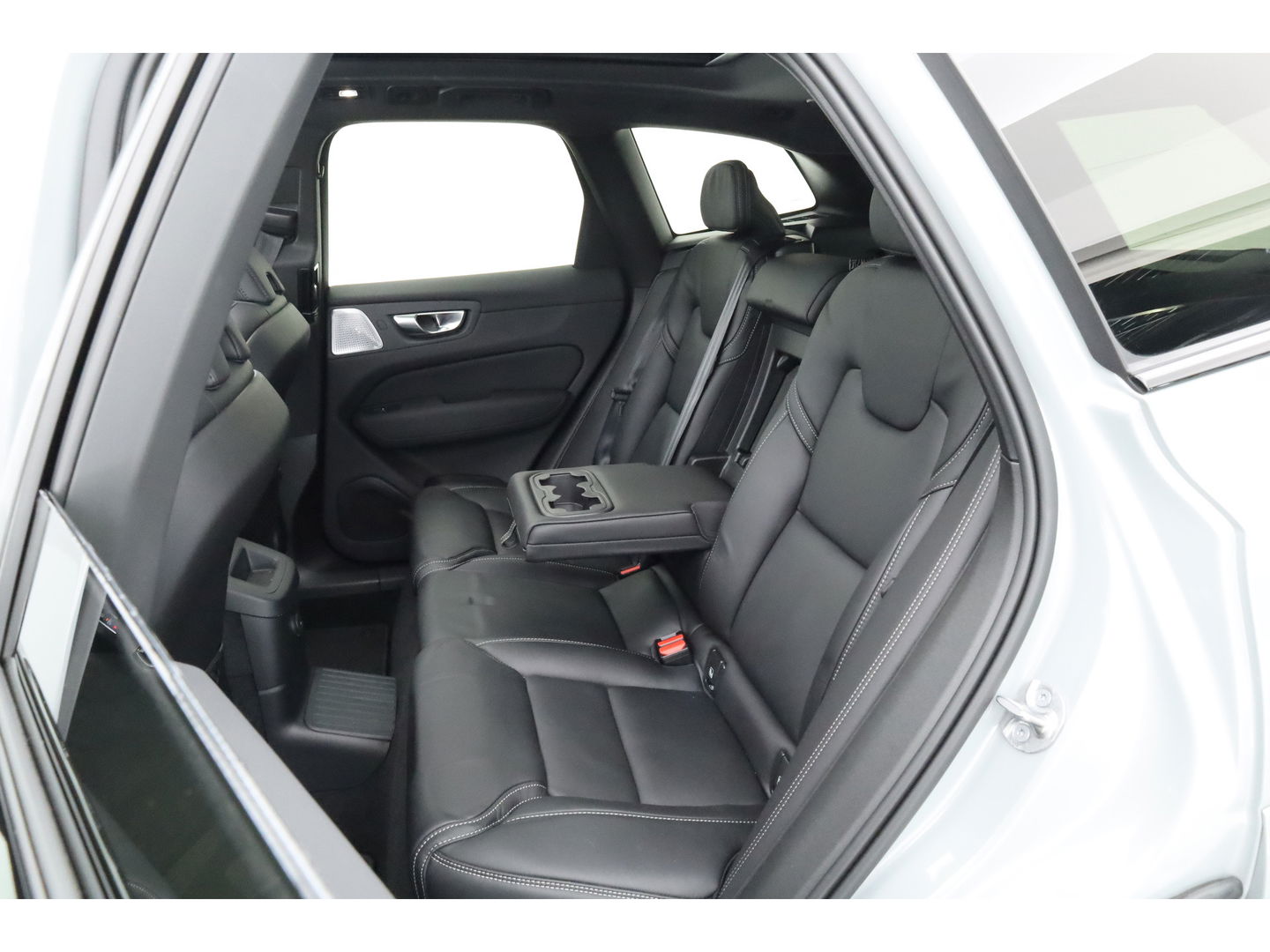 Volvo XC60 2.0 T8 Plug-in hybrid AWD Ultra Black Edition | Full Option | B&W Audio | Luchtvering | Trekhaak | stoel ventilatie | ACC | Blis | 360 cam |