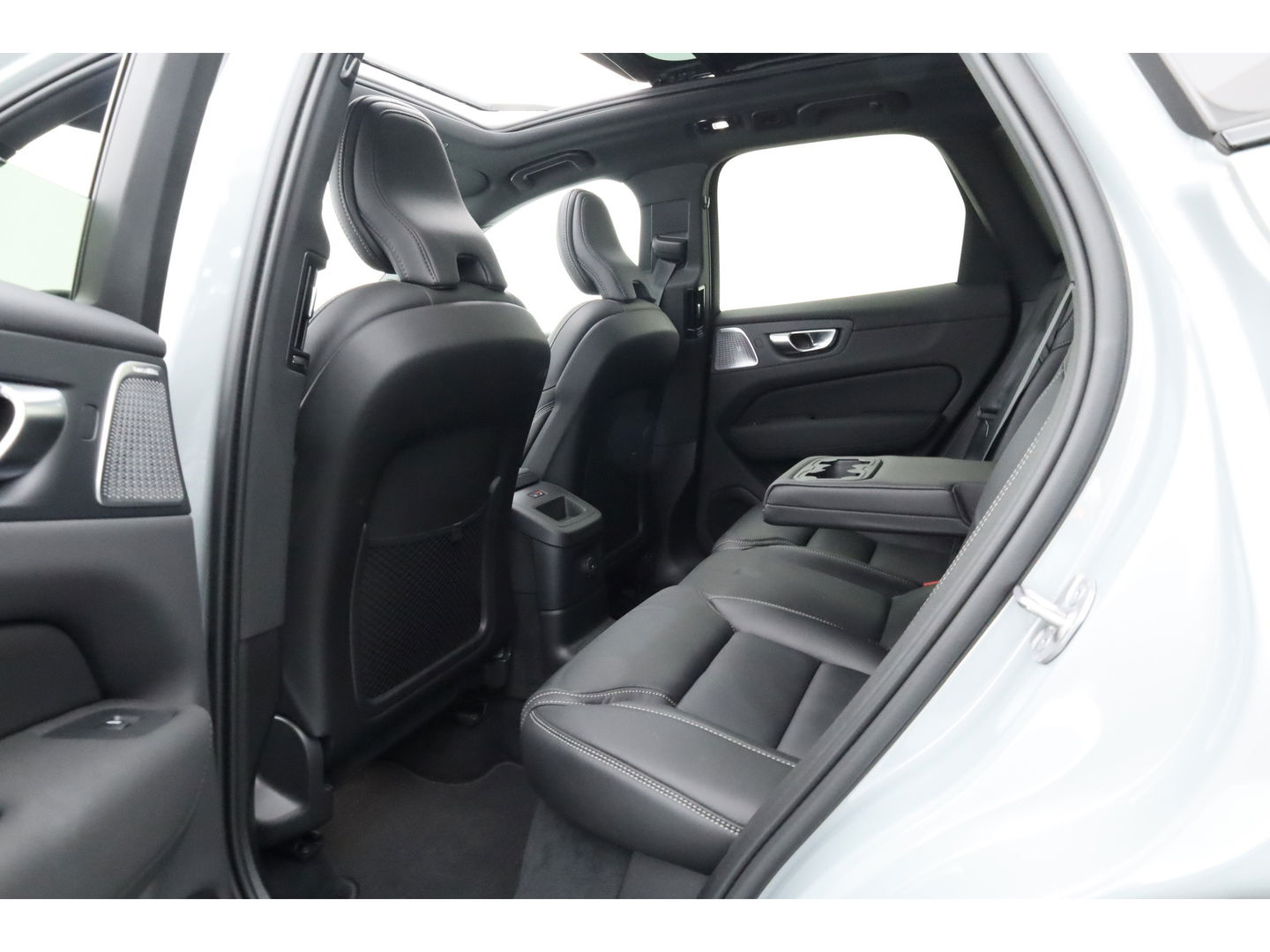 Volvo XC60 2.0 T8 Plug-in hybrid AWD Ultra Black Edition | Full Option | B&W Audio | Luchtvering | Trekhaak | stoel ventilatie | ACC | Blis | 360 cam |