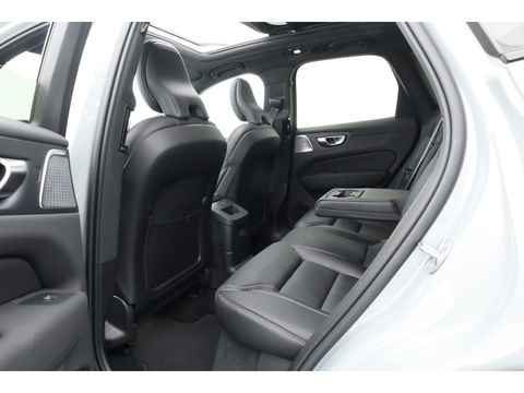 Volvo XC60 2.0 T8 Plug-in hybrid AWD Ultra Black Edition | Full Option | B&W Audio | Luchtvering | Trekhaak | stoel ventilatie | ACC | Blis | 360 cam |