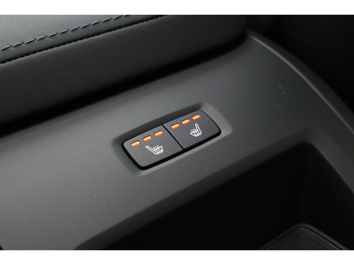 Volvo XC60 2.0 T8 Plug-in hybrid AWD Ultra Black Edition | Full Option | B&W Audio | Luchtvering | Trekhaak | stoel ventilatie | ACC | Blis | 360 cam |