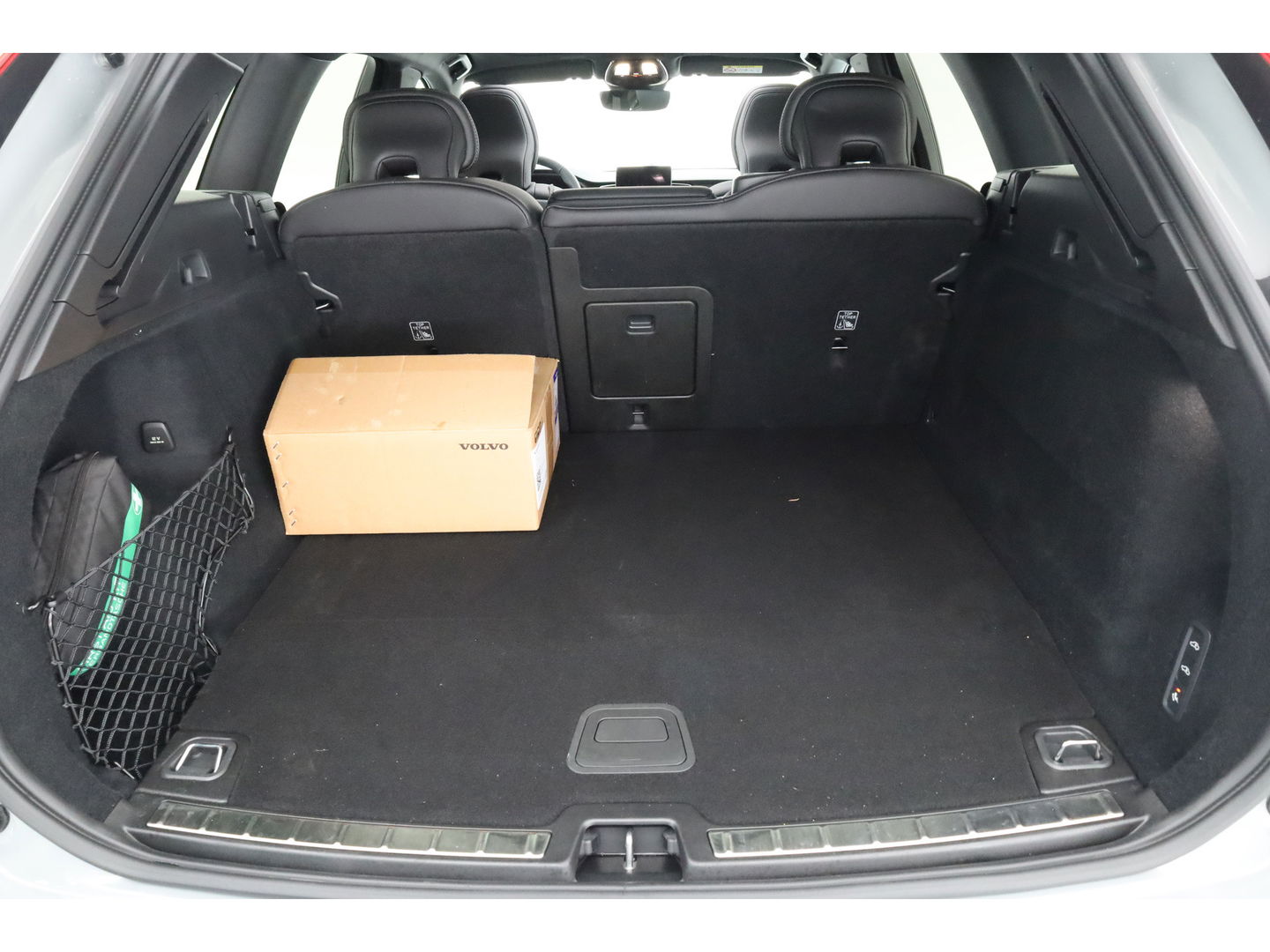 Volvo XC60 2.0 T8 Plug-in hybrid AWD Ultra Black Edition | Full Option | B&W Audio | Luchtvering | Trekhaak | stoel ventilatie | ACC | Blis | 360 cam |