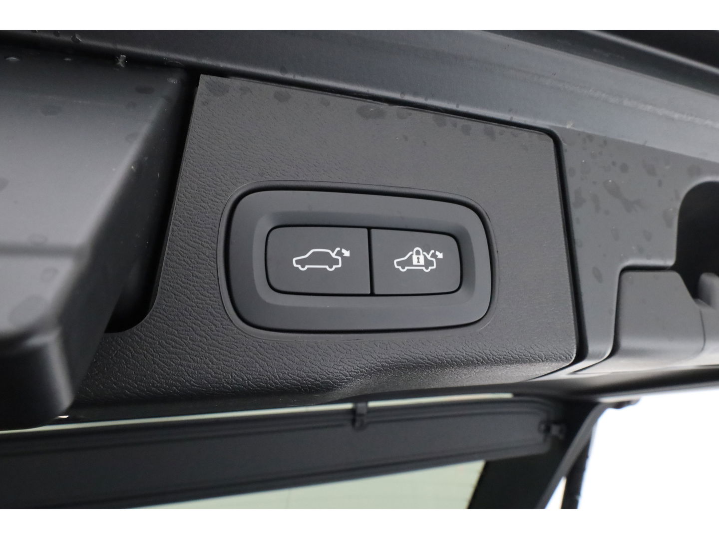 Volvo XC60 2.0 T8 Plug-in hybrid AWD Ultra Black Edition | Full Option | B&W Audio | Luchtvering | Trekhaak | stoel ventilatie | ACC | Blis | 360 cam |