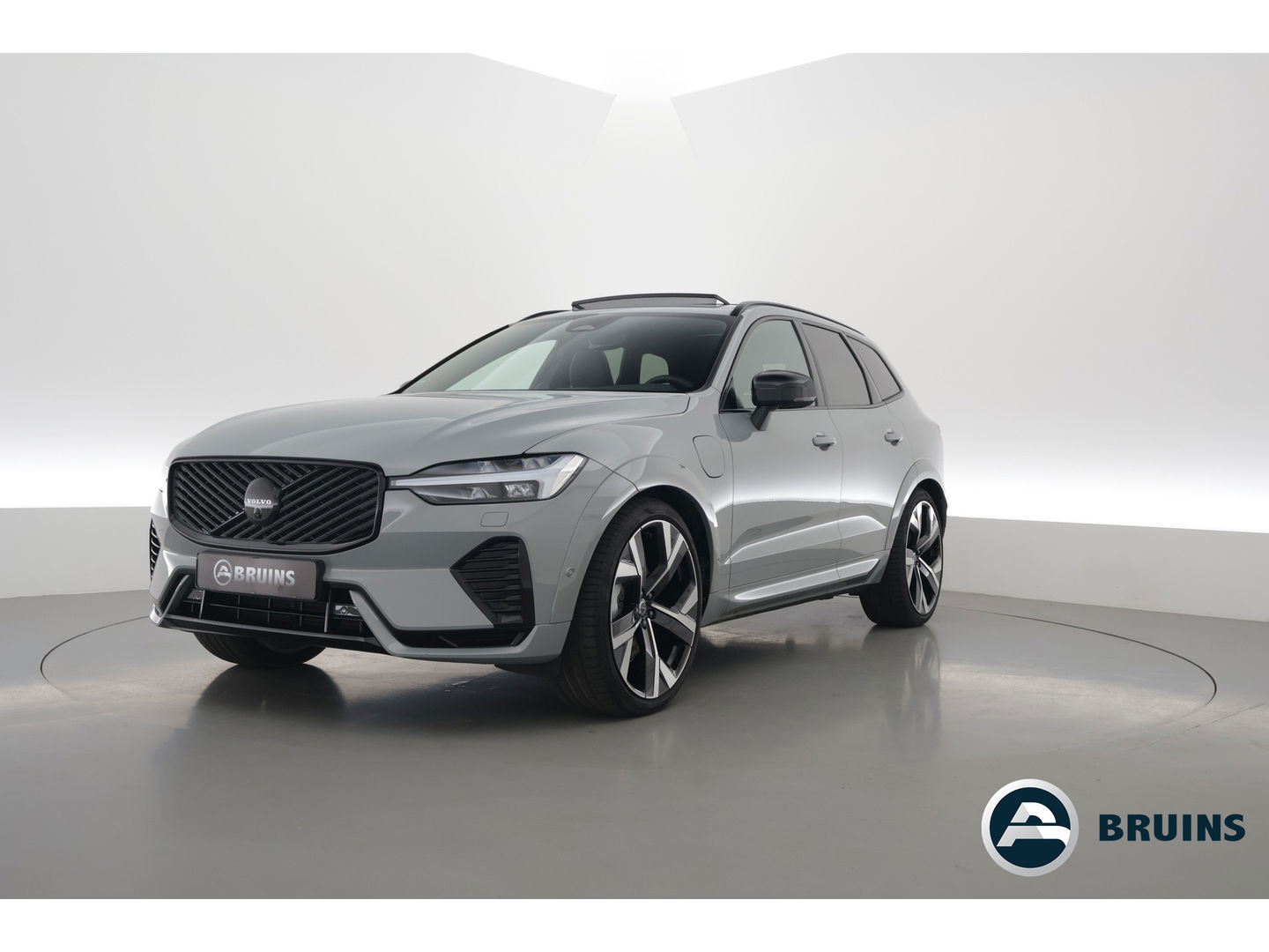 Volvo XC60 2.0 T8 Plug-in hybrid AWD Ultra Black Edition | Full Option | B&W Audio | Luchtvering | Trekhaak | stoel ventilatie | ACC | Blis | 360 cam |
